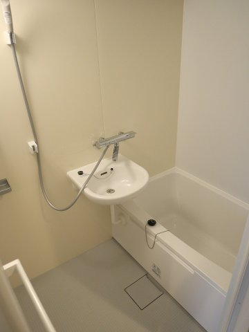 バス・シャワールーム　ゆっくり足をのばして入れます