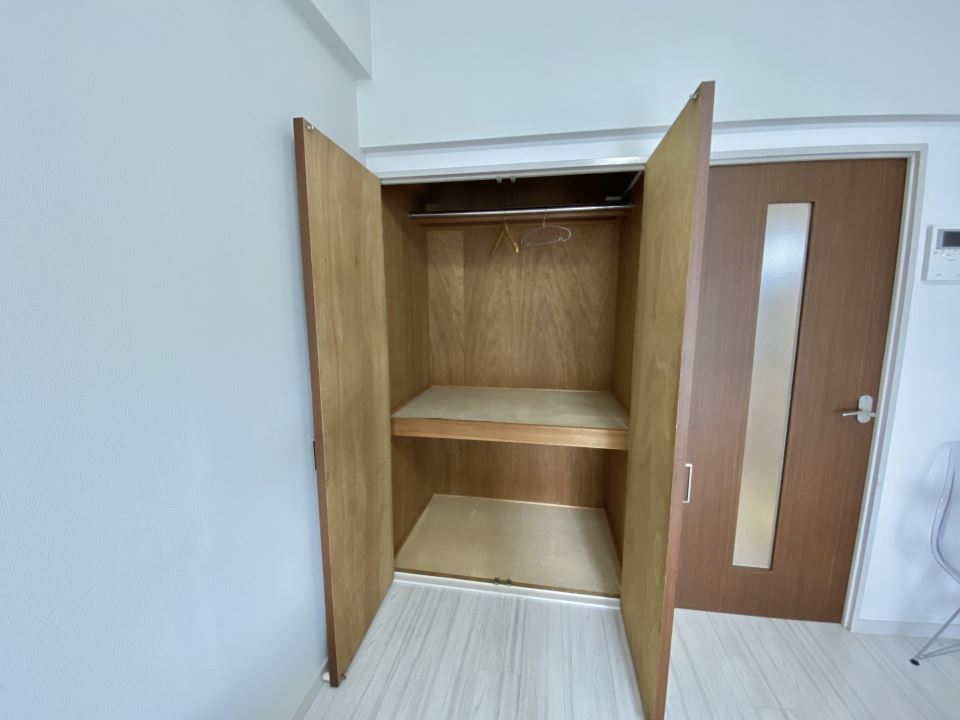 収納　ハンガーパイプ付きの３段収納です