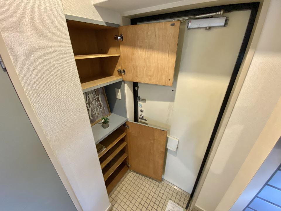 玄関　上段に収納とシューズＢＯＸあります