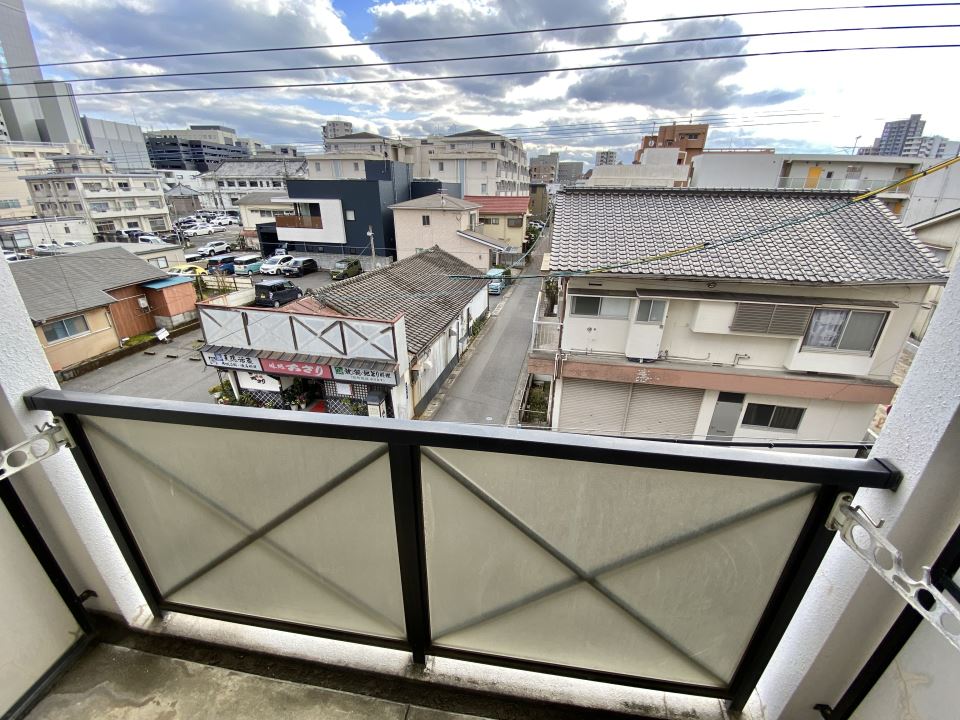 バルコニー　遮蔽物がないので日差しがたっぷり入ります