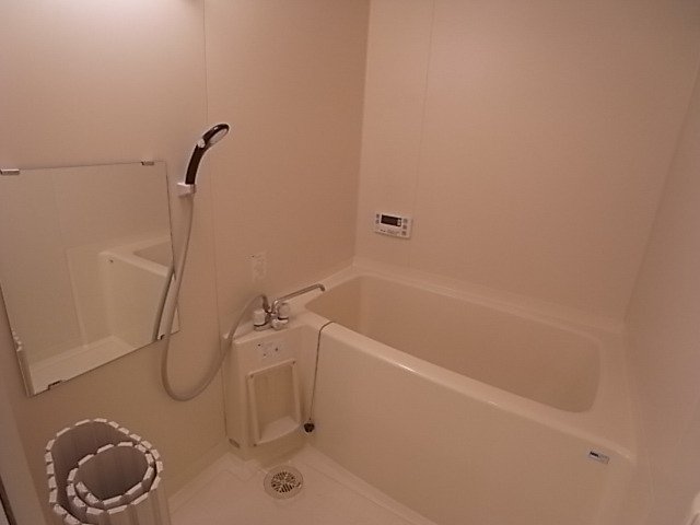 バス・シャワールーム　２人でも入浴できる広いお風呂です。