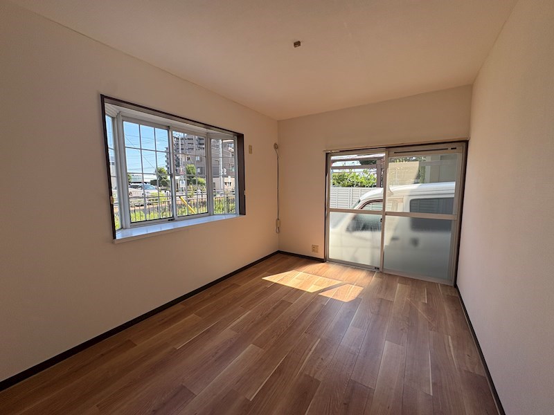 居室・リビング　二面採光の洋室☆