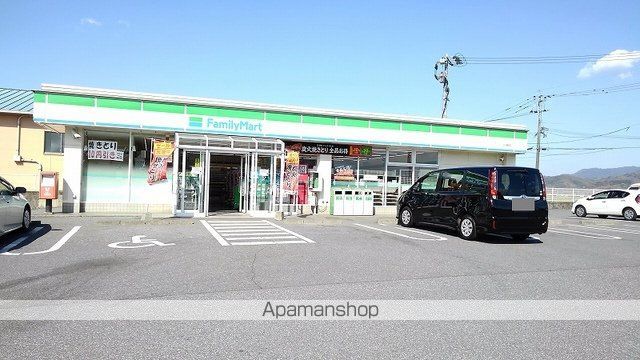 コンビニ　ファミリーマート（コンビニ）まで1600m