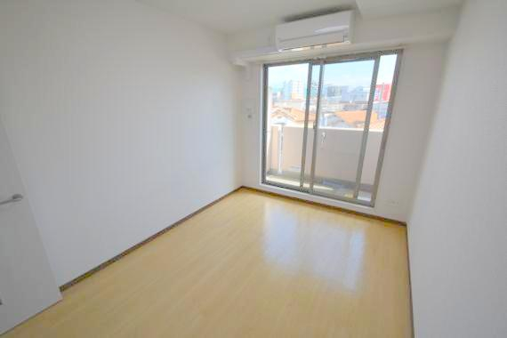 居室・リビング　窓が大きいので圧迫感がありません。日光浴が日課になりそう。