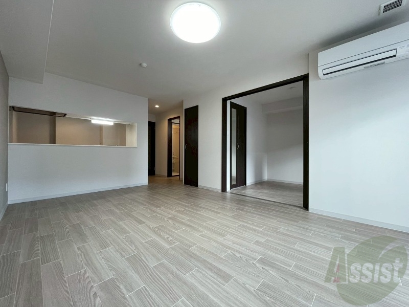 居室・リビング　木目のフローリングは落ち着きのある印象のお部屋になりますね。