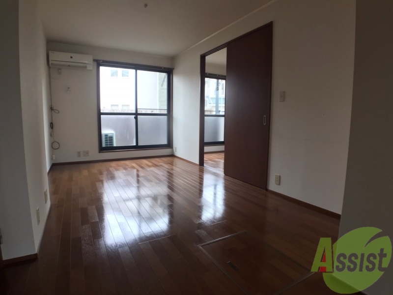 居室・リビング　１０．５帖のリビングが広がっております。気持ちが良いですね。