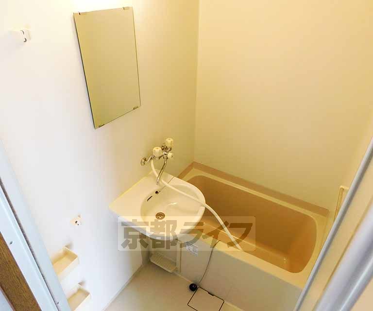 バス・シャワールーム　清潔感のあるバスルームです