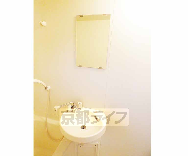 洗面設備　鏡付きです。