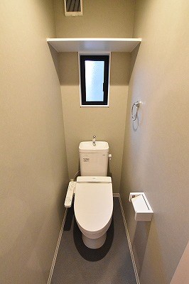 トイレ　☆★　窓があり，明るいトイレ♪温水洗浄便座で清潔です　★☆