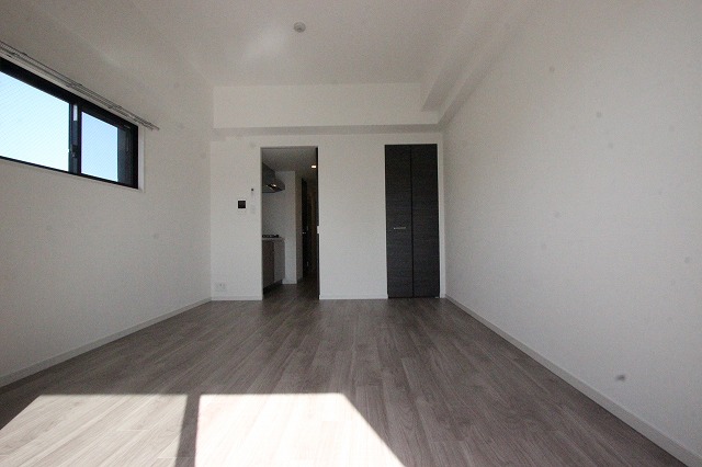 居室・リビング　同物件、別号室のものです。