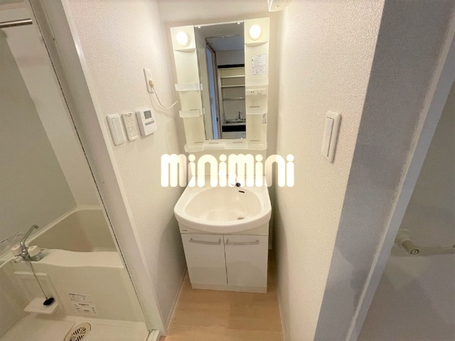 洗面設備　シャワー付き洗面化粧台