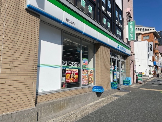 コンビニ　ファミリーマート昭和八事店（コンビニ）まで564m