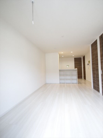 居室・リビング　13帖リビング　南向きで明るいお部屋