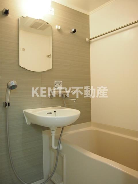 洗面設備　明るい洗面所です