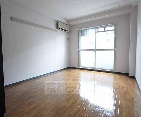 居室・リビング　広々とした部屋です。