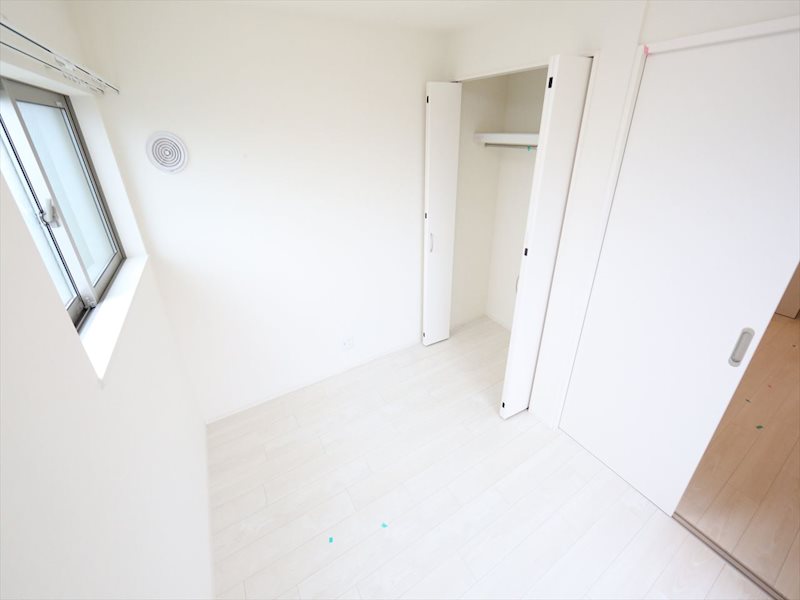 その他部屋・スペース　洋室4.1帖　収納充実　バルコニーに面しています