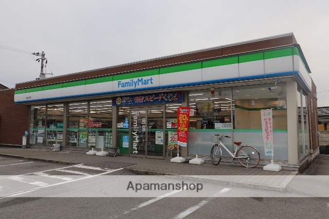 コンビニ　ファミリーマート（コンビニ）まで672m