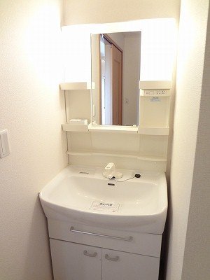 洗面設備　明るい洗面所です