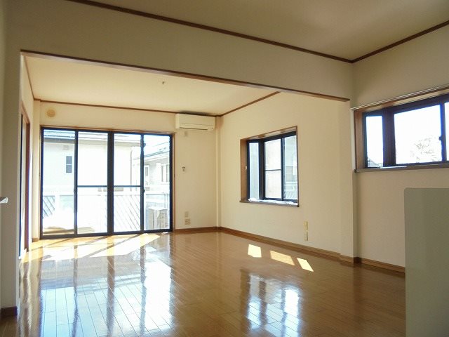 居室・リビング　写真は206号室です。(参考)