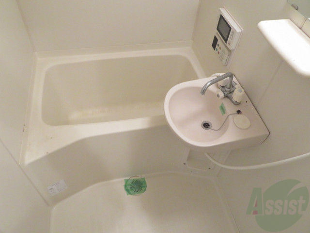 バス・シャワールーム　こちらはお風呂。一日の疲れをここで癒してください。