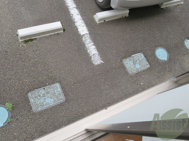 バルコニー　バルコニーは無いですが、ちょっとした物なら置けそう