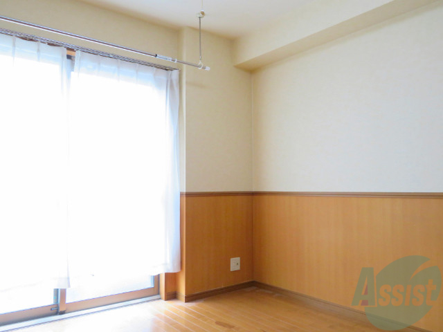 居室・リビング　リビングはこんな感じです。窓が大きくてよく陽が入ってきます。