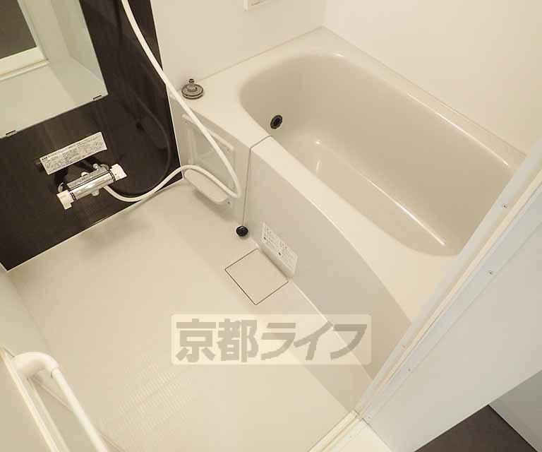 バス・シャワールーム　清潔感のあるバスルームです。