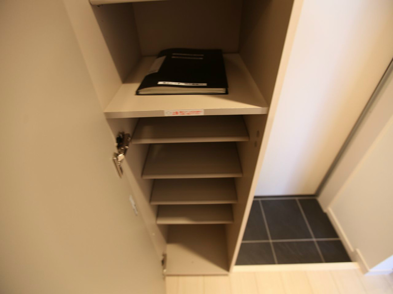 玄関　玄関　シューズボックス付（収納充実してます）