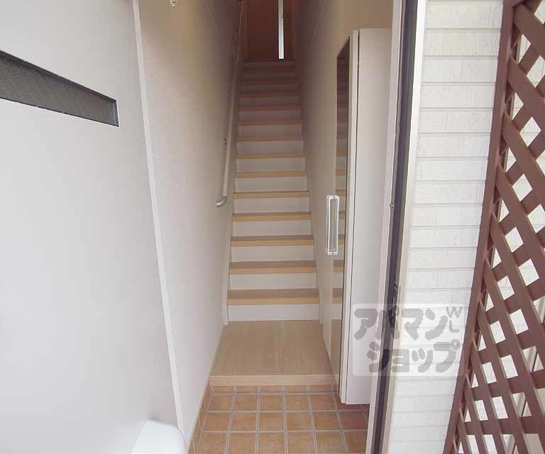 その他部屋・スペース　２階のお部屋は玄関から階段がございます。