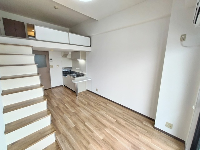 居室・リビング　洋室７帖とロフトあり