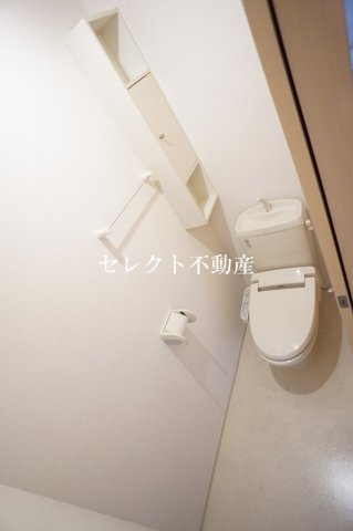 トイレ　落ち着いた色調のトイレです
