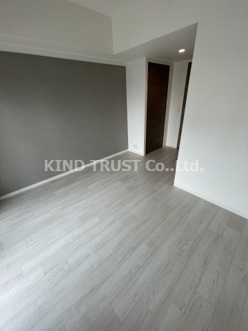 居室・リビング　落ち着いた色調の洋室です