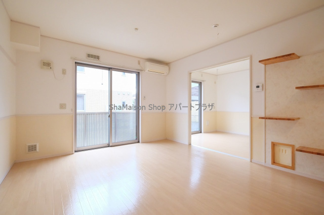 居室・リビング　※同建物・別部屋の写真です。実際は横窓がございません。