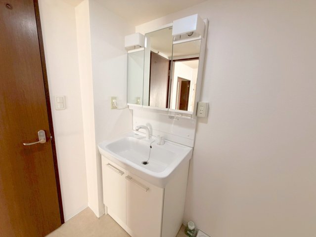 洗面設備　身支度が出来る独立洗面台です。