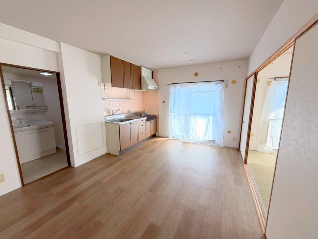 居室・リビング　広くて明るいリビングでご家族全員だんらんしましょう。