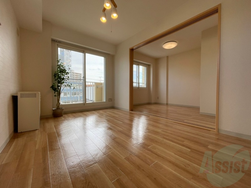 居室・リビング　木目のフローリングは落ち着きのある印象のお部屋になりますね。