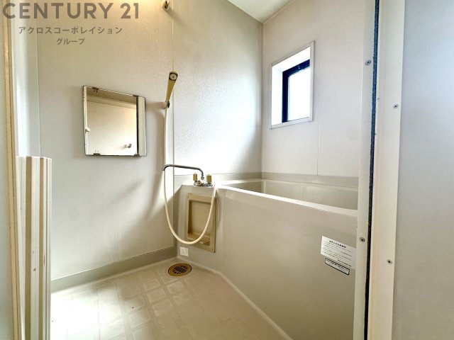 バス・シャワールーム　窓付きの浴室で換気も良好☆