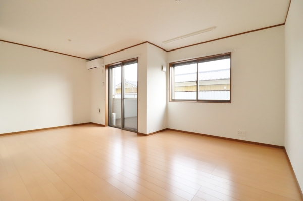 居室・リビング　明るく広々リビングはダイニングテーブルとソファーを設置可