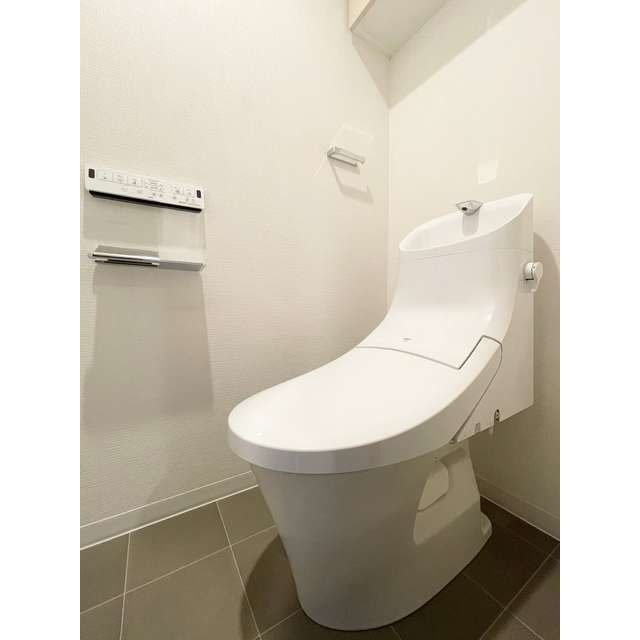 トイレ　落ち着いた色調のトイレです