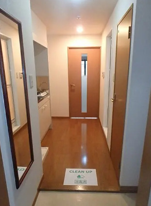 玄関　別部屋の写真を使用しております。