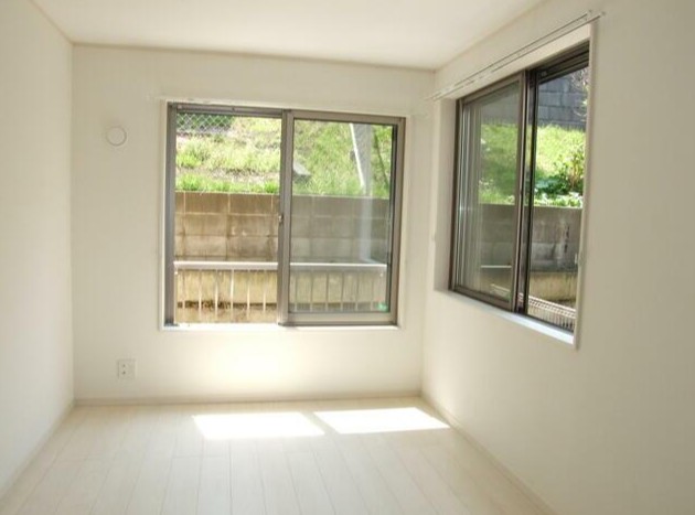 居室・リビング　2面採光の室内