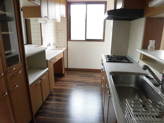 キッチン　広く使い勝手の良いキッチン。勝手口もあり。