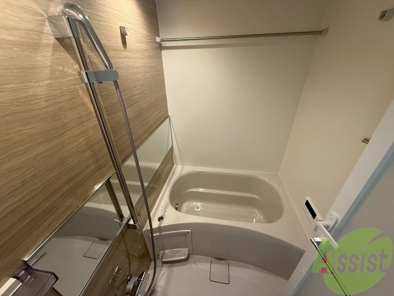 バス・シャワールーム　浴室は追い焚き給湯と浴室乾燥機付きです。嬉しいですね。