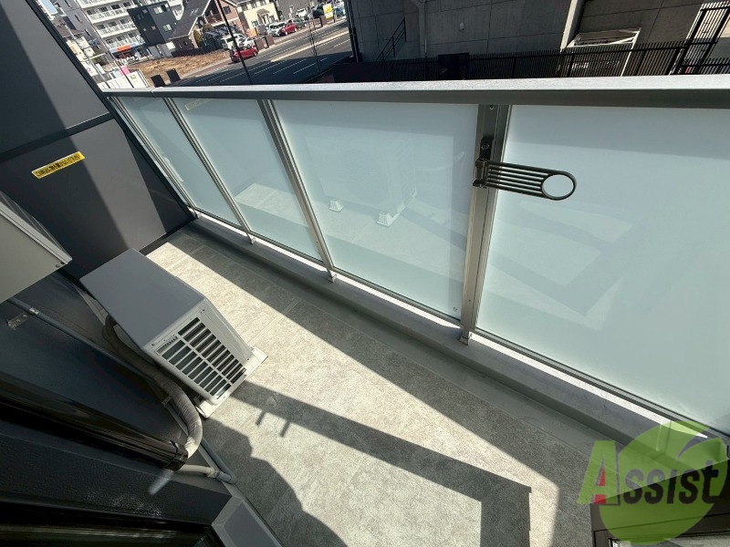 バルコニー　バルコニーは長さも幅もちょうどいい広さですね。