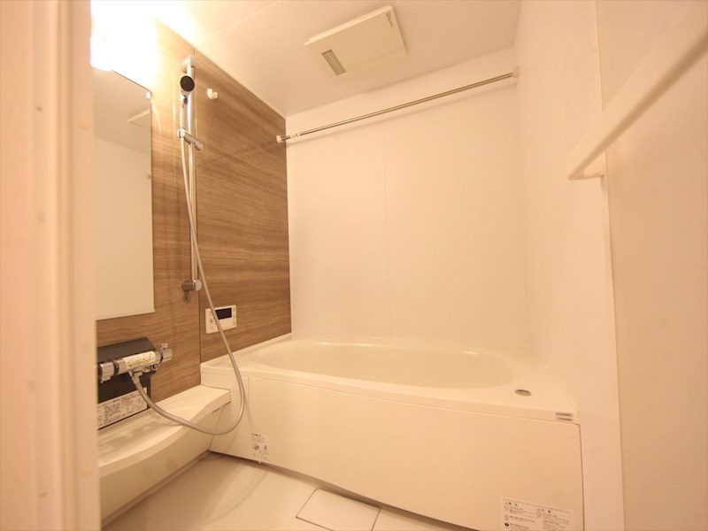 バス・シャワールーム　浴室暖房乾燥機付　追い焚き・オートバス機能完備