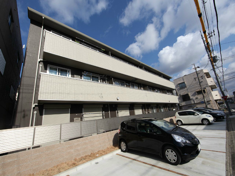 建物外観　外観　オートロック付　敷地内平置き駐車場