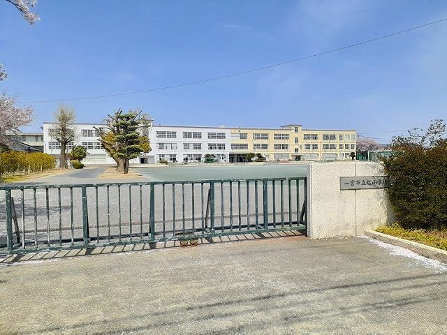 小学校　一宮市立　起小学校（小学校）まで90m