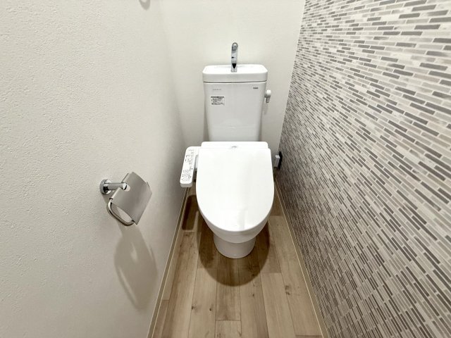 トイレ　温水洗浄便座付きで便利♪