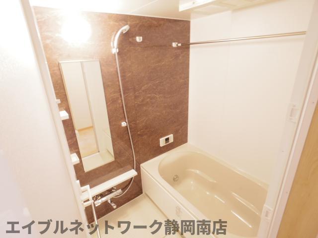 バス・シャワールーム　コンパクトで使いやすいお風呂です