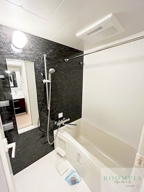 バス・シャワールーム　※同タイプの別のお部屋です。